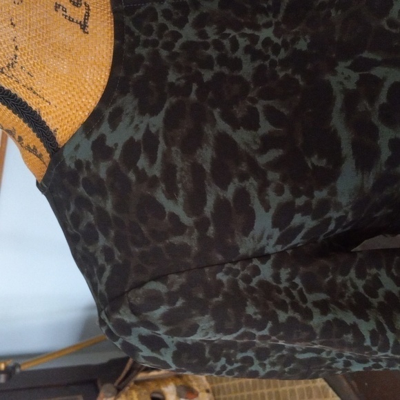 Lark & Ro Black and Green Leopard Print Long Sleeve Midi Dress - Picture 6 of 16